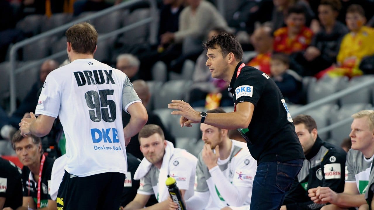 Bundestrainer Christian Prokop (r) feuert Paul Drux an der Seitenlinie an.