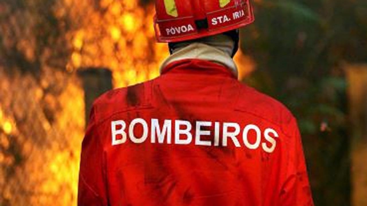 Ein portugiesischer Feuerwehrmann im Einsatz.