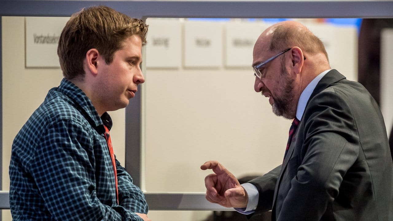 Pro und Kontra GroKo: Martin Schulz im Gespräch mit dem Juso-Bundesvorsitzenden Kevin Kühnert beim SPD-Bundesparteitag im Dezember 2017.