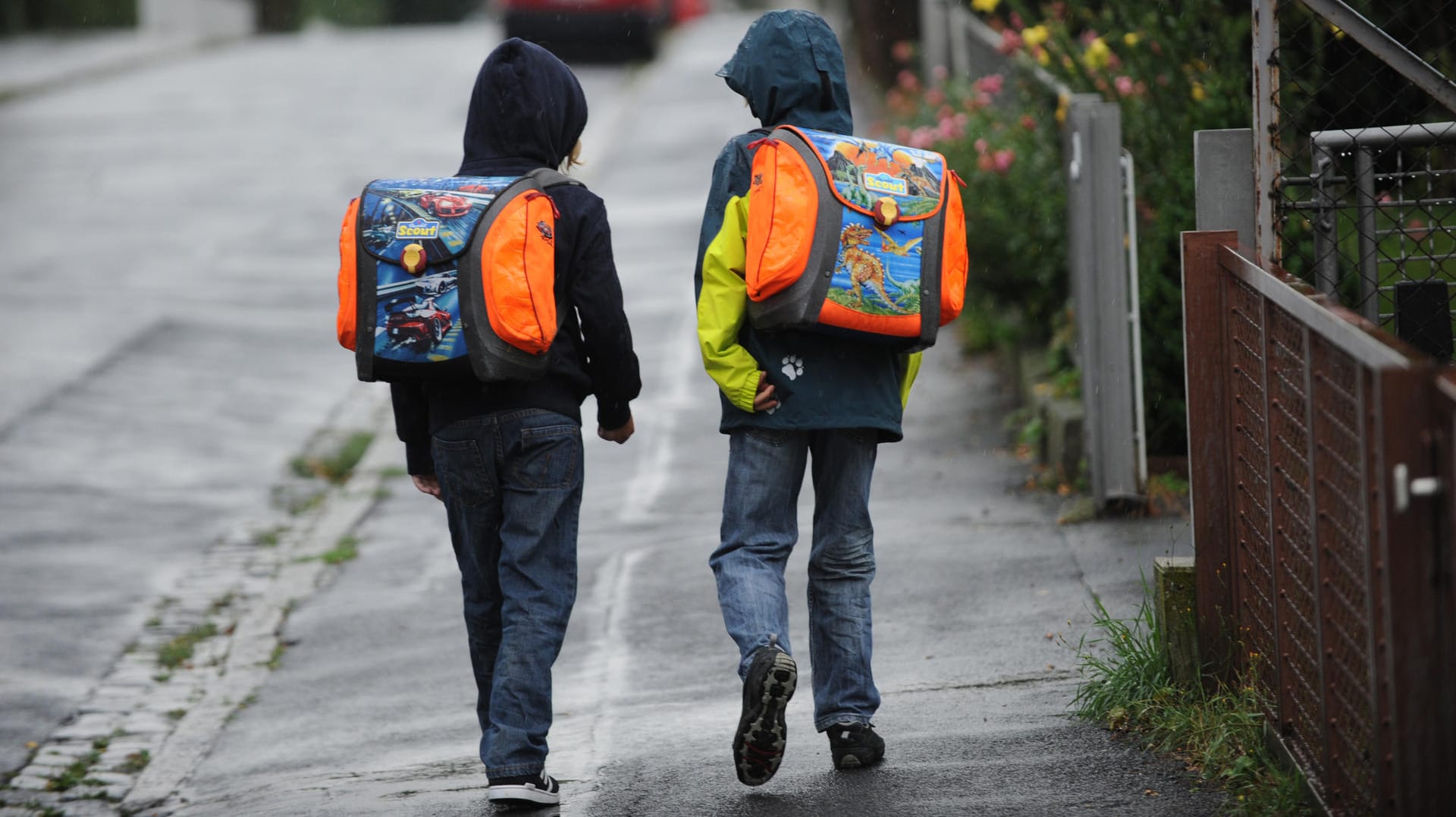 Schulkinder in Kassel: In den kommenden Tagen empfiehlt sich Wetterfeste Kleidung.