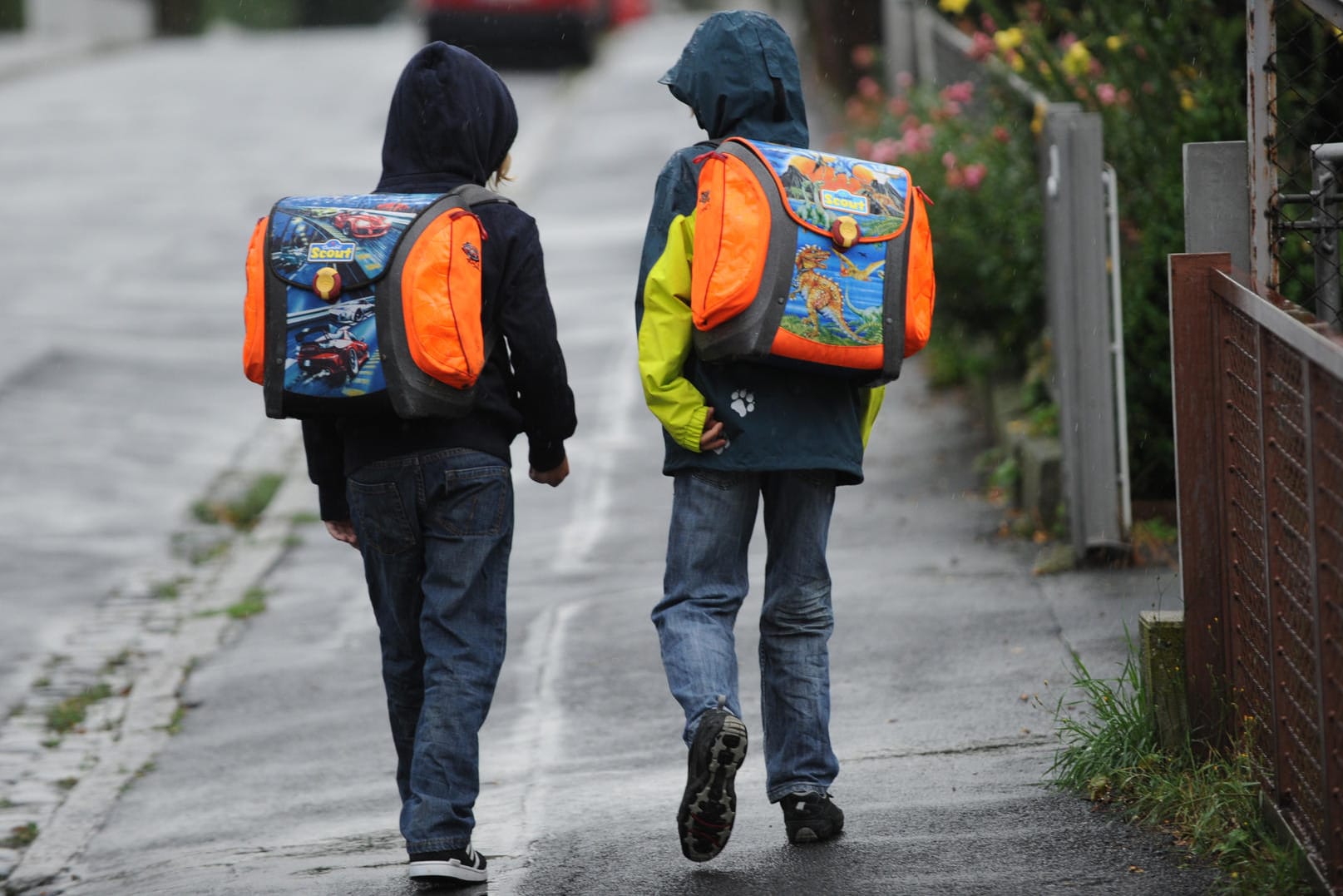 Schulkinder in Kassel: In den kommenden Tagen empfiehlt sich Wetterfeste Kleidung.