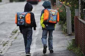 Schulkinder in Kassel: In den kommenden Tagen empfiehlt sich Wetterfeste Kleidung.