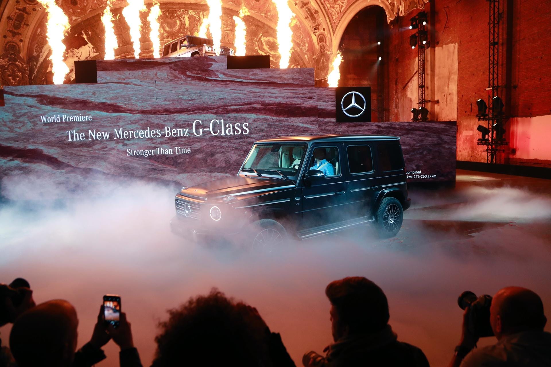 Die neue G-Klasse wird bei der Detroit Auto Show 2018 im Michigan Theatre mit Feuerwerk enthüllt.