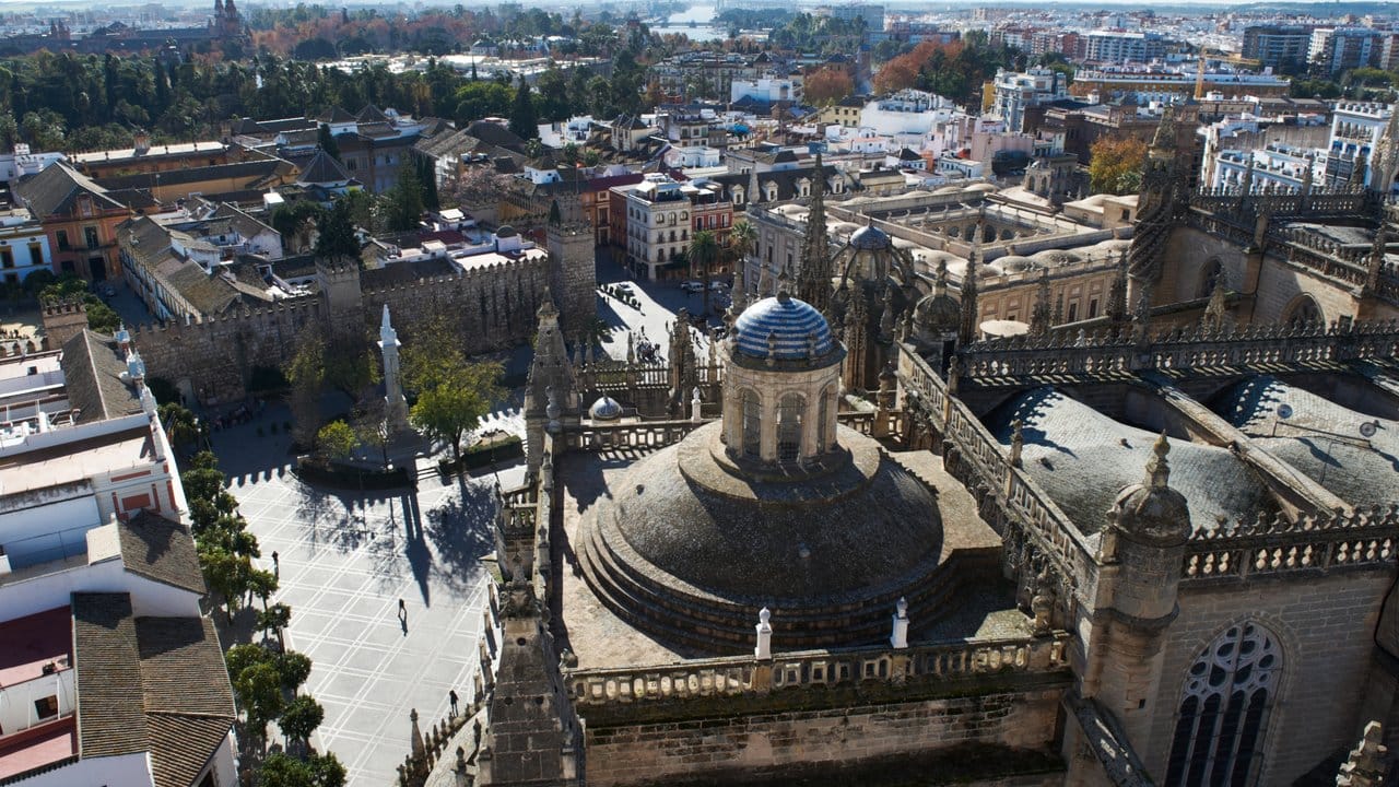 Blick vom Turm der Kathedrale der Stadt Sevilla auf die Altstadt.