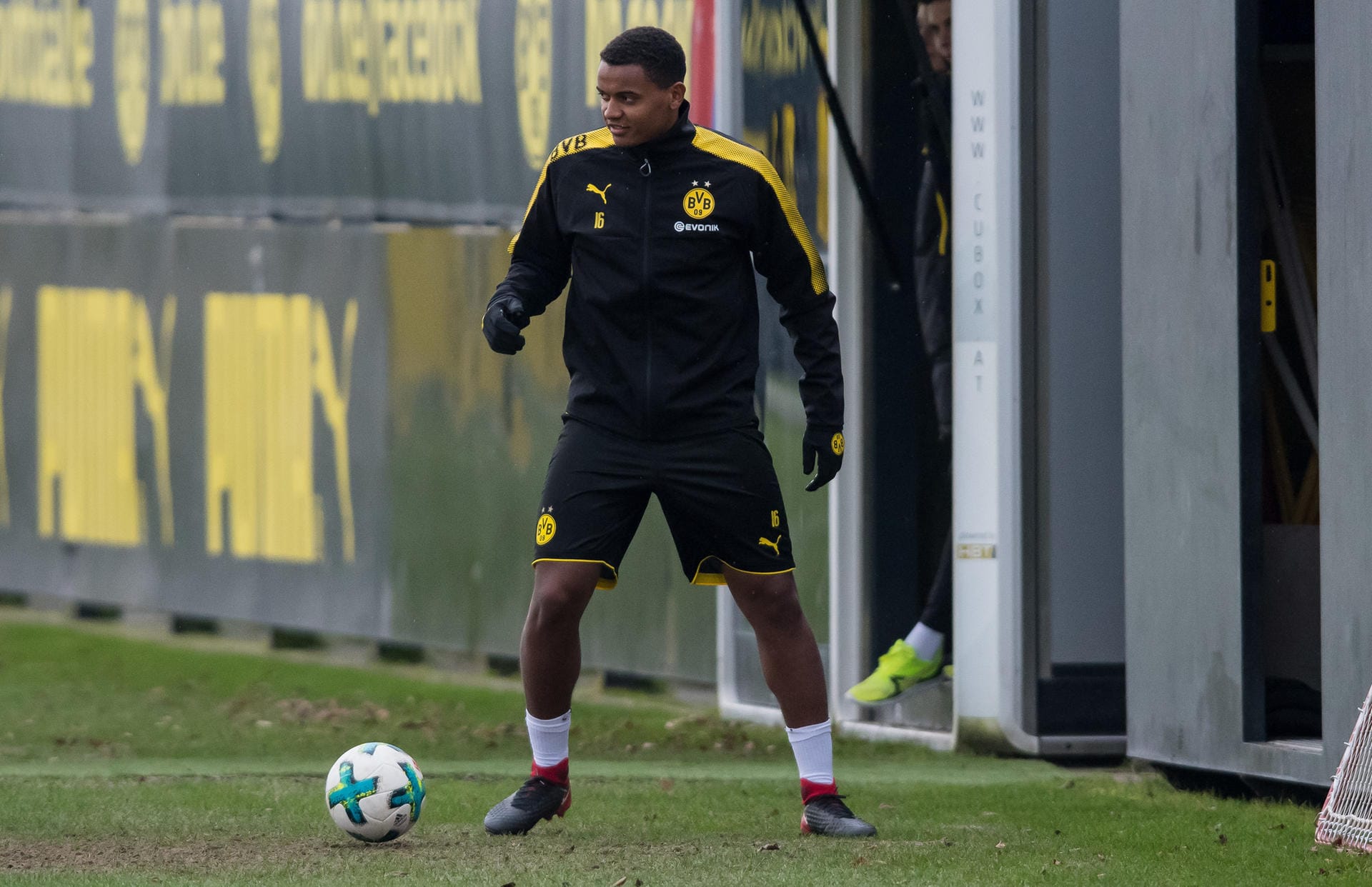 Borussia Dortmund: Der BVB verstärkt seine Defensive mit Innenverteidiger Manuel Akanji. Der Schweizer Nationalspieler kommt vom FC Basel und kostet 21,5 Mio. Euro Ablöse.