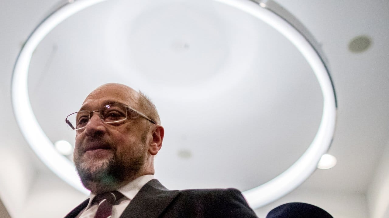 Der SPD-Vorsitzende Martin Schulz betritt in Dortmund den Sitzungssaal. Der SPD-Vorsitzende Martin Schulz betritt in Dortmund den Sitzungssaal.