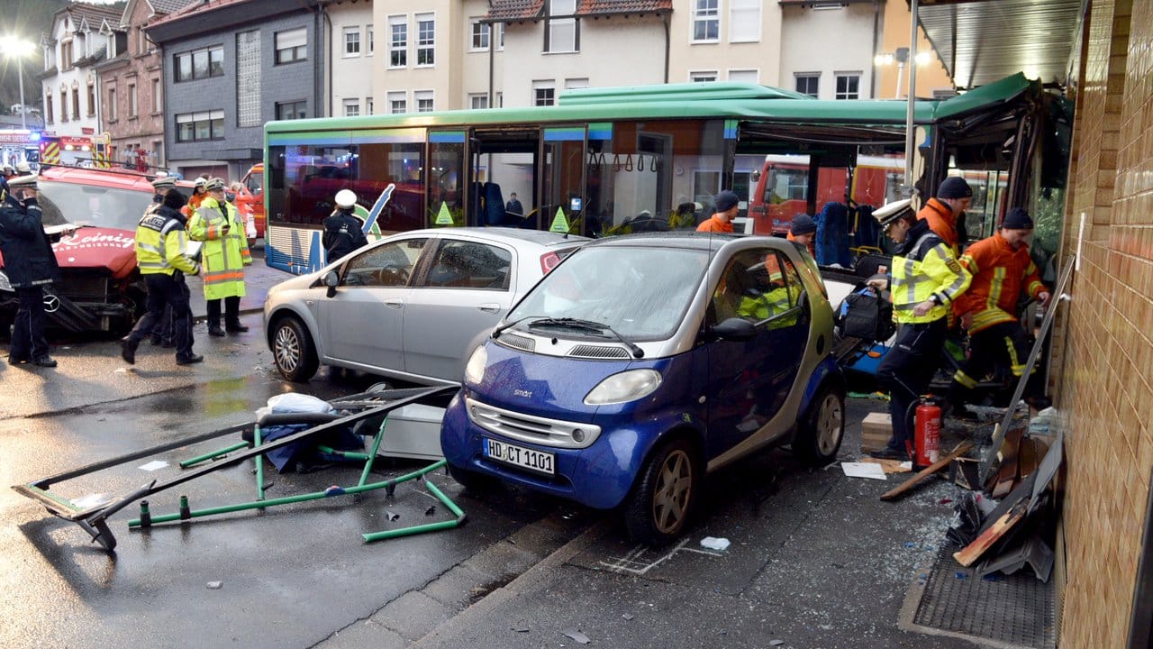 Nach dem Unfall mit einem Schulbus, stehen Einsatzkräfte der Feuerwehr und Polizei am Unfallort. Nach dem Unfall mit einem Schulbus, stehen Einsatzkräfte der Feuerwehr und Polizei am Unfallort.
