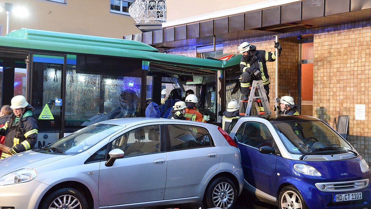Einsatzkräfte von Feuerwehr und Polizei an der Unfallstelle. Einsatzkräfte von Feuerwehr und Polizei an der Unfallstelle.