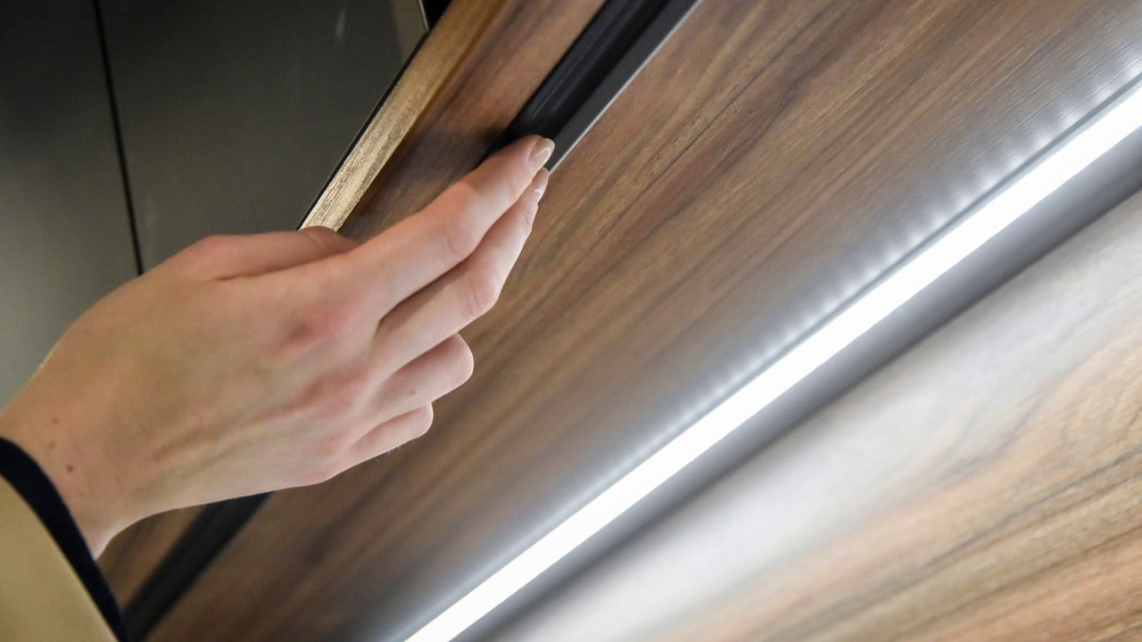 Fugen und Kanten werden derzeit gerne mit LEDs hervorgehoben - wie hier die Schubladen einer Küchenfront.