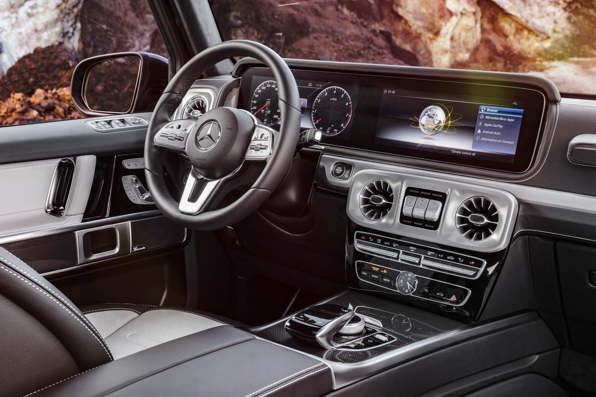 Die neue Mercedes-Benz G-Klasse: Optional bekommt man die G-Klasse mit einem Cockpit mit zwei großen Displays. Es gibt alternativ auch noch klassische Rundinstrumente.