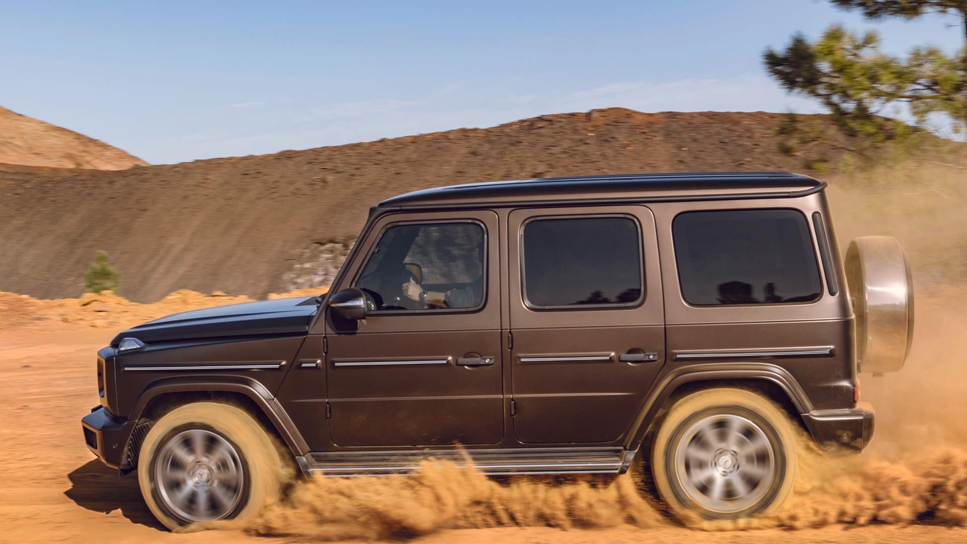 Die neue Mercedes-Benz G-Klasse: Zwischen den Achsen bietet sie jetzt 24,1 Zentimeter Luft zum Boden (plus sechs Millimeter).