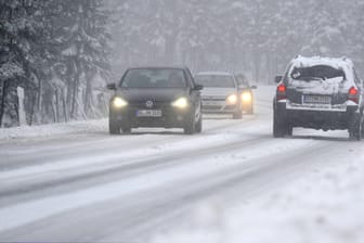 Schnee in Nordrhein-Westfalen: Der Verkehr im Westen wird durch Schnee, Hagel und Eisglätte beeinträchtigt.