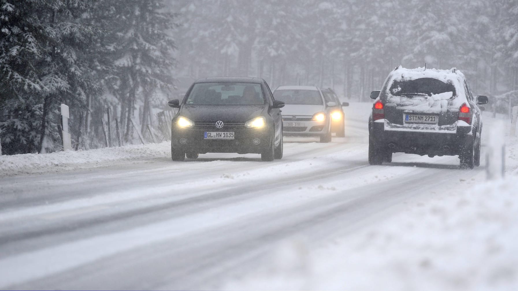 Schnee in Nordrhein-Westfalen: Der Verkehr im Westen wird durch Schnee, Hagel und Eisglätte beeinträchtigt. Schnee in Nordrhein-Westfalen: Der Verkehr im Westen wird durch Schnee, Hagel und Eisglätte beeinträchtigt.
