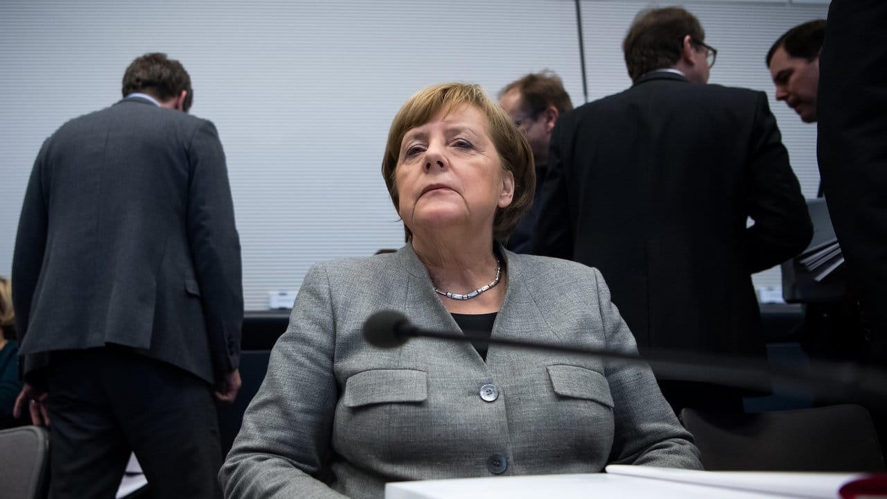 Angela Merkel, Bundeskanzlerin und CDU-Vorsitzende, bei der Fraktionssitzung der CDU/CSU-Fraktion im Bundestag. Angela Merkel, Bundeskanzlerin und CDU-Vorsitzende, bei der Fraktionssitzung der CDU/CSU-Fraktion im Bundestag.