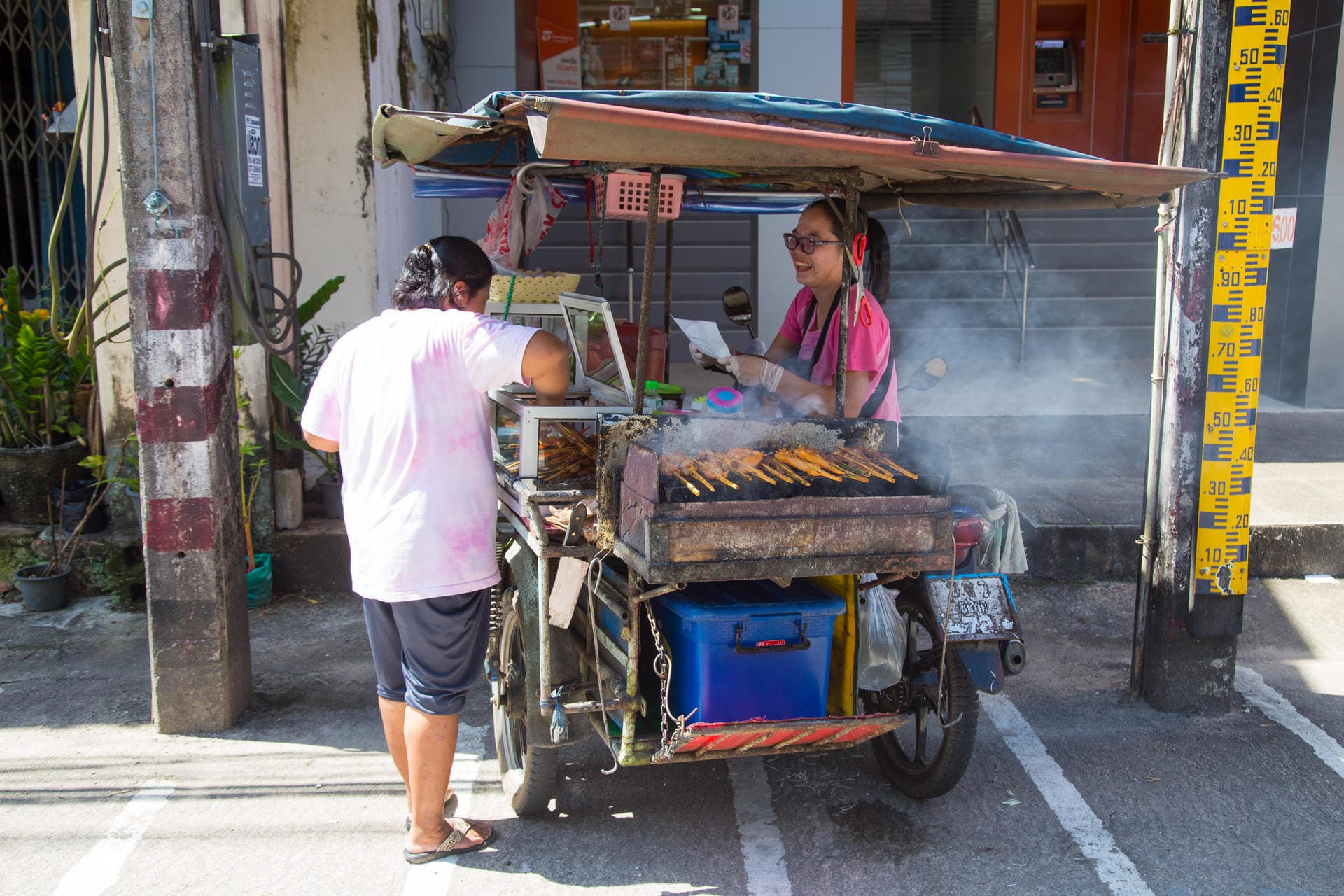 Mobile Garküche in Takuapa: Entlang der Küstenstraße locken weite Strände und kleine Straßendörfer, putzige Garküchen und Mopedvermieter.