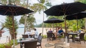 Pak Weep Strand: Beim Mangofrühstück schweift der Blick durch Palmenfächer, vorbei an einem uralten Gummibaum aufs Meer.