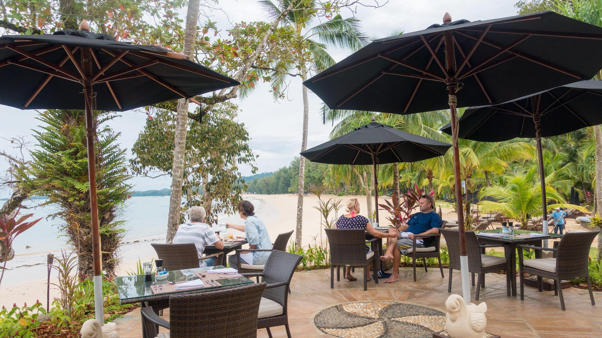 Pak Weep Strand: Beim Mangofrühstück schweift der Blick durch Palmenfächer, vorbei an einem uralten Gummibaum aufs Meer.