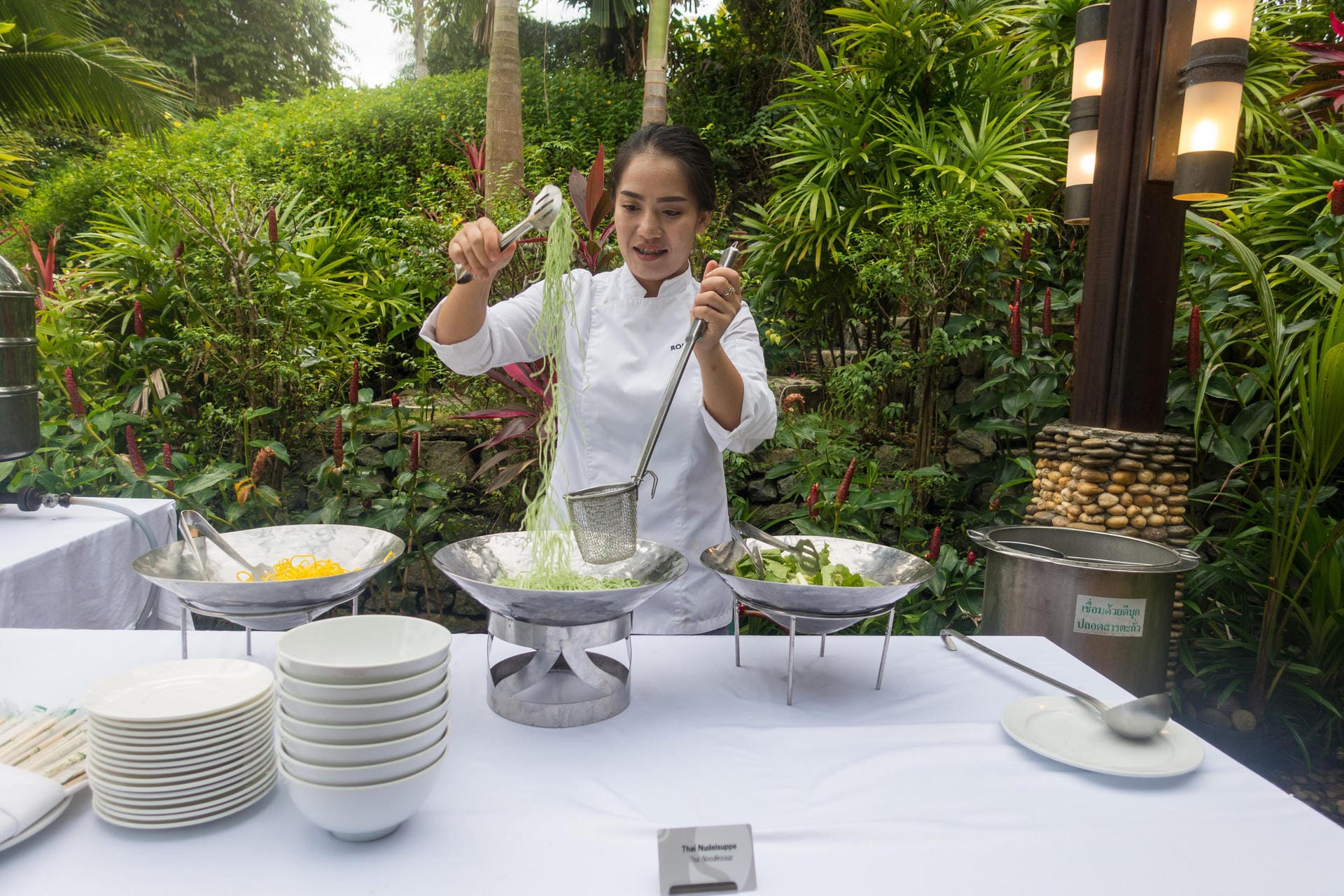 Thailändische Restaurantfachfrau: Die Frühstückssuppe Guai Thiau wird im Robinson Club von Hotelfrühstücksdame Bling zubereitet. Wer mag, der kann sogar mitkochen.