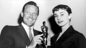 William Holden, Audrey Hepburn und der Oscar, den die Schauspielerin für "Ein Herz und eine Krone" bekam.