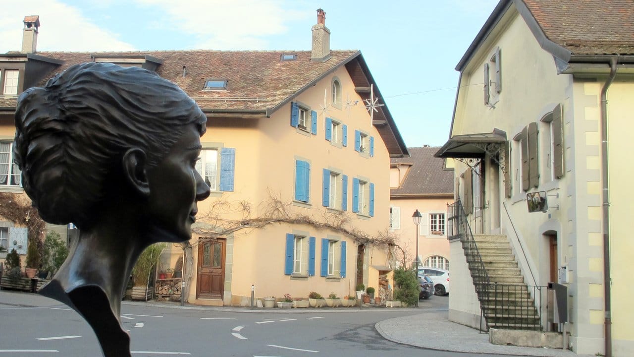 Eine Büste erinnert in Tolochenaz (Schweiz) an Audrey Hepburn.