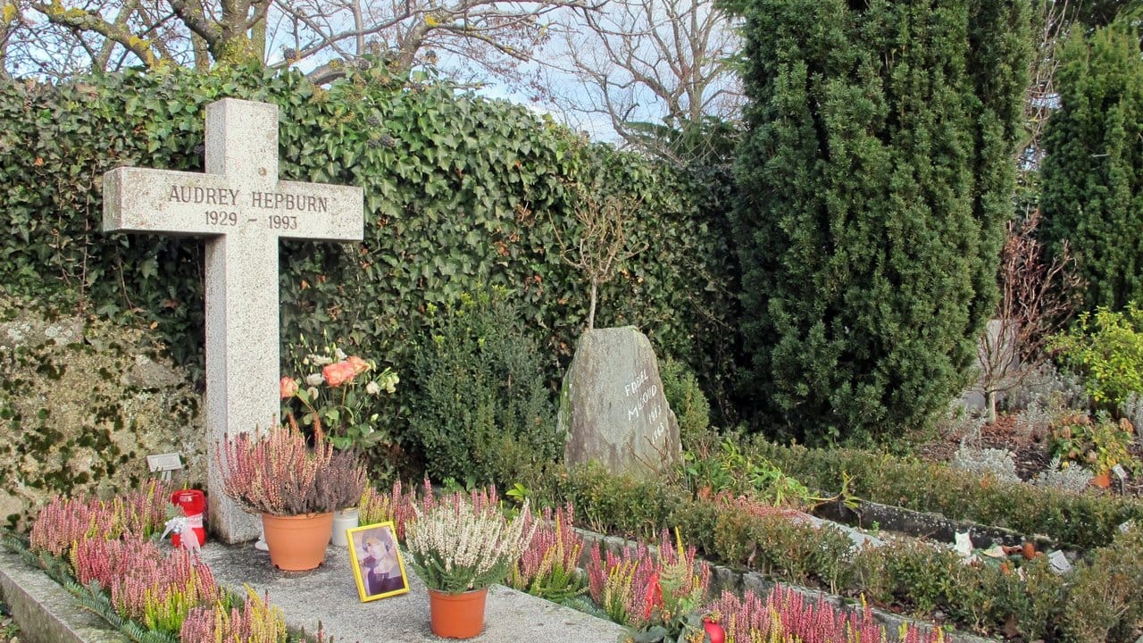 Das schlichte Grab von Audrey Hepburn auf dem Friedhof in Tolochenaz.