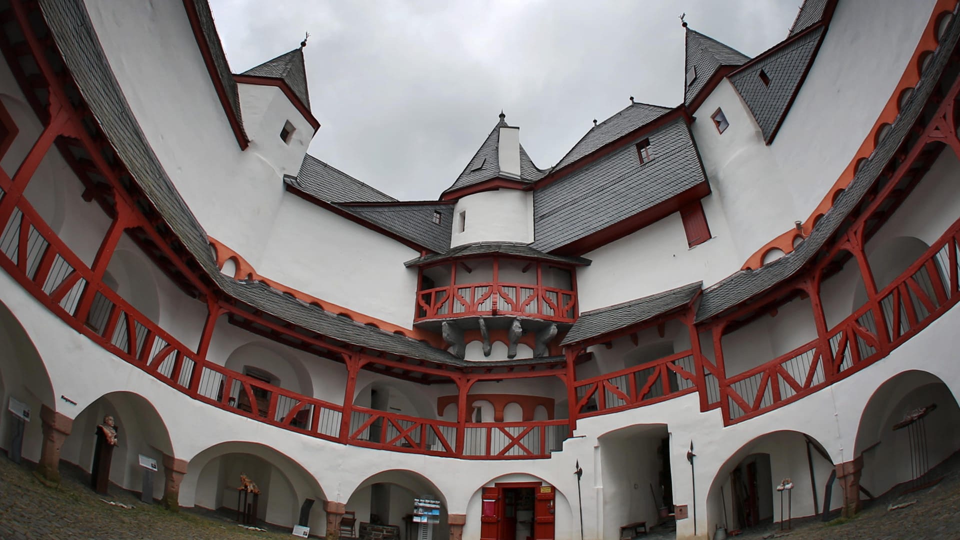 Burg Pfalzgrafenstein: Die Burg Pfalzgrafenstein steht auf der Insel Falkenau im Rhein zwischen Oberwesel und Kaub (Rheinland-Pfalz). Die Zollburg wurde 1327 errichtet und in spätgotischer Zeit zur Schiffsform erweitert.