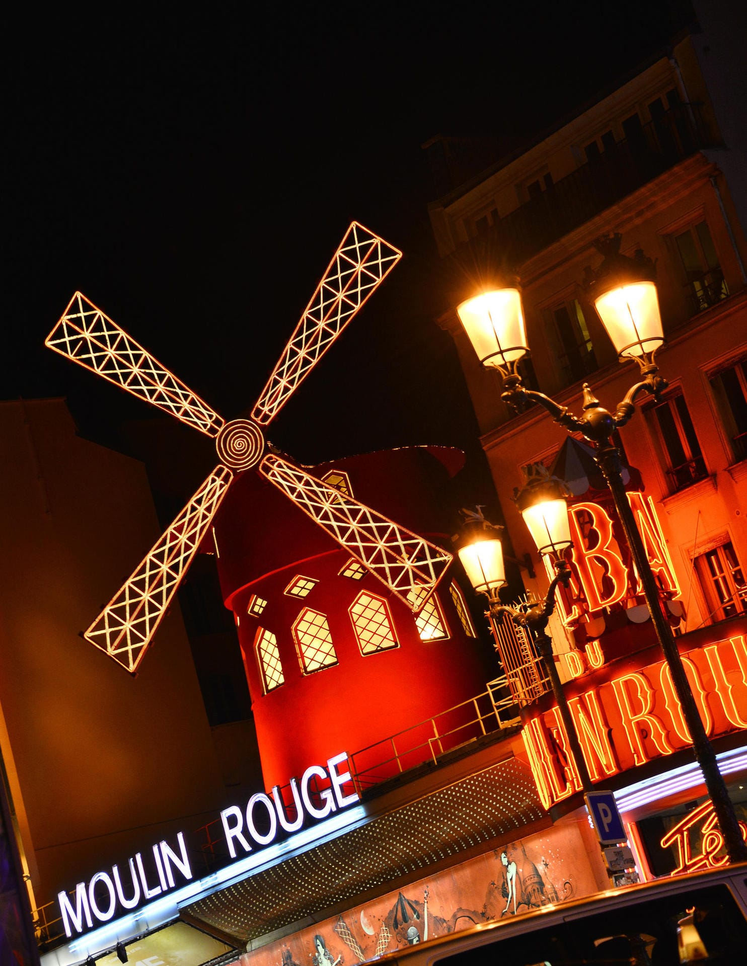 Die "Rote Mühle", Paris: Der Wein- und Champagnerkeller ist sehr berühmt. An einem Showabend werden bis zu 800 Flaschen Schampus geleert.