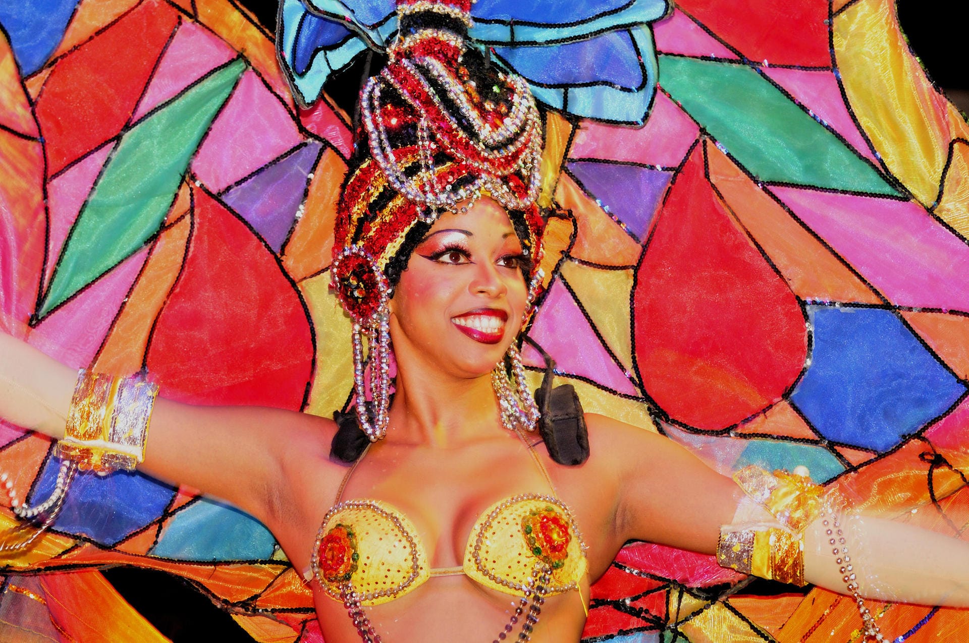 Karibik Cabaret Tropicana, Havanna, Kuba: Täglich werden im "Paradies unter Sternen" zwei Shows geboten. Zu den Höhepunkten zählt der "Tanz der Kronleuchter".