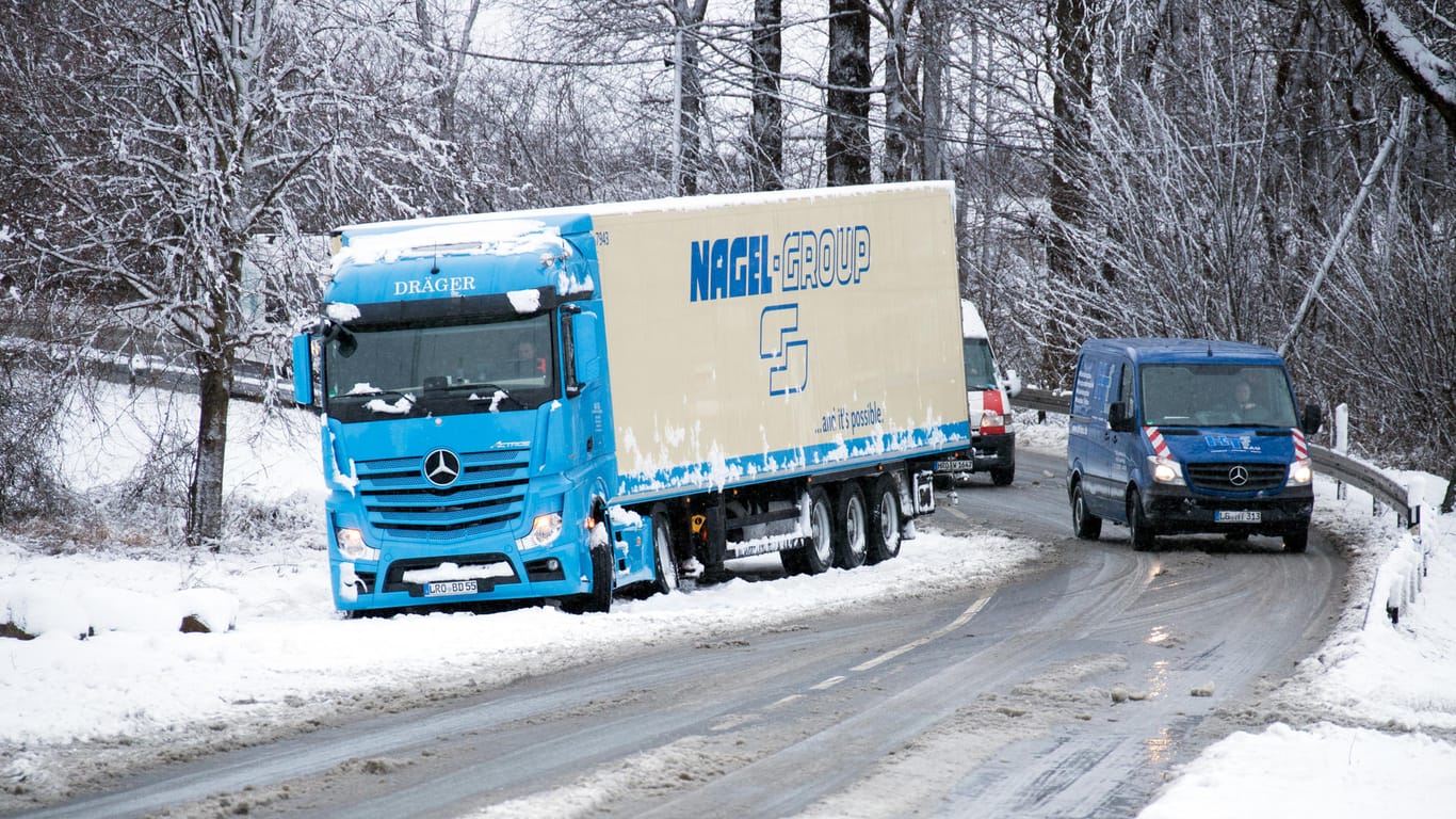 Ein LKW steht neben einer vereisten Straße in Mecklenburg-Vorpommern: In den kommenden Tagen kann es in weiten Teilen Deutschlands auf den Straßen rutschig werden.