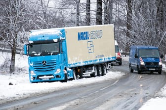 Ein LKW steht neben einer vereisten Straße in Mecklenburg-Vorpommern: In den kommenden Tagen kann es in weiten Teilen Deutschlands auf den Straßen rutschig werden.
