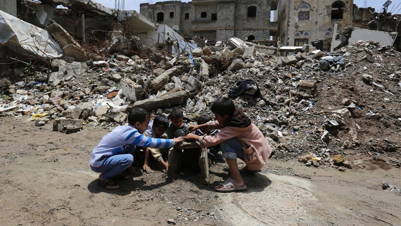 Trümmer in Sanaa: Eine von Saudi-Arabien angeführte Allianz kämpft seit 2015 im Jemen gegen die Huthi-Rebellen.