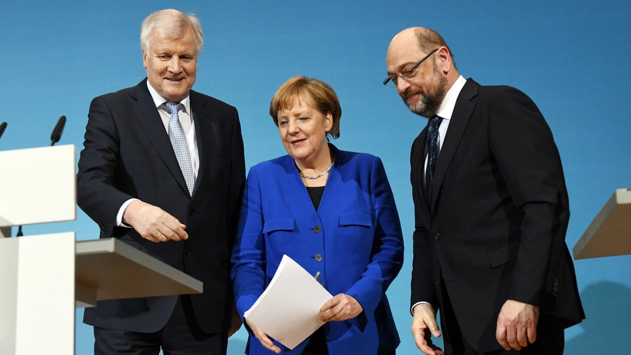 CSU-Chef Seehofer (l), Kanzlerin Merkel und der SPD-Vorsitzende Schulz im Willy-Brandt-Haus in Berlin.