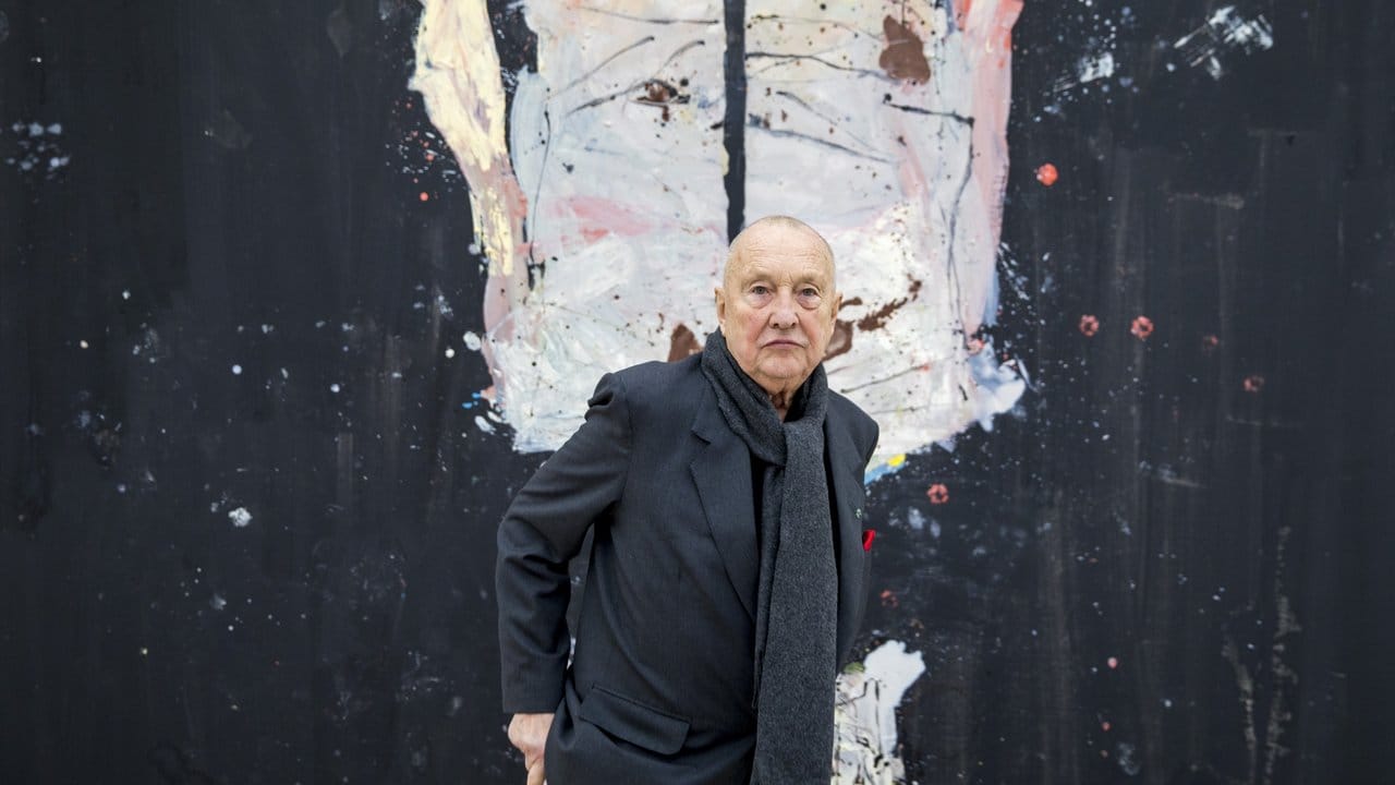 Georg Baselitz in der Fondation Beyeler in Riehen bei Basel vor dem Gemälde "Avignon Ade" 2017.
