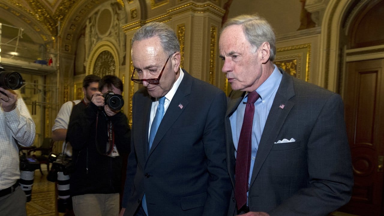 Der demokratische Senator Charles Schumer und Senator Tom Carper verlassen eine Sitzung der Demokraten.