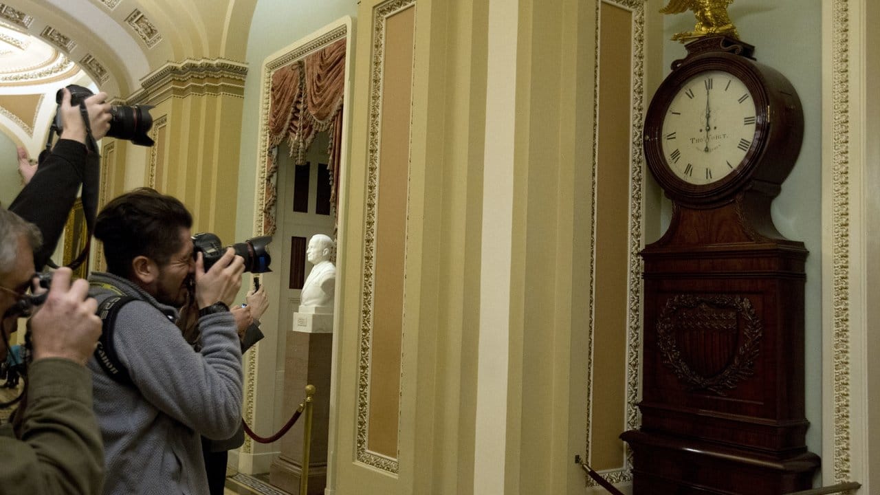 Reporter fotografieren kurz nach Mitternacht die Ohio Clock.