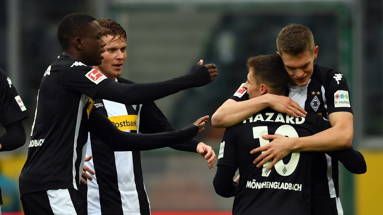 Borussia Mönchengladbach feiert gegen den FC Augsburg einen 2:0-Heimerfolg.