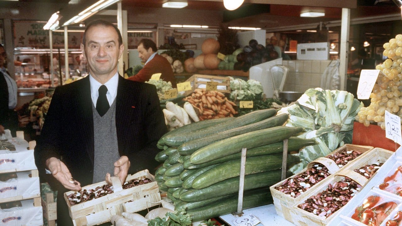 Paul Bocuse kauft im Jahr 1979 in einer Markthalle frische Zutaten ein.