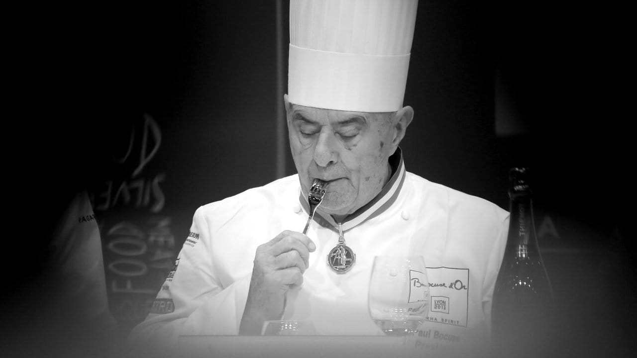 Paul Bocuse probiert beim Welt-Kochwettbewerb "Bocuse d'Or" in Lyon ein Gericht.