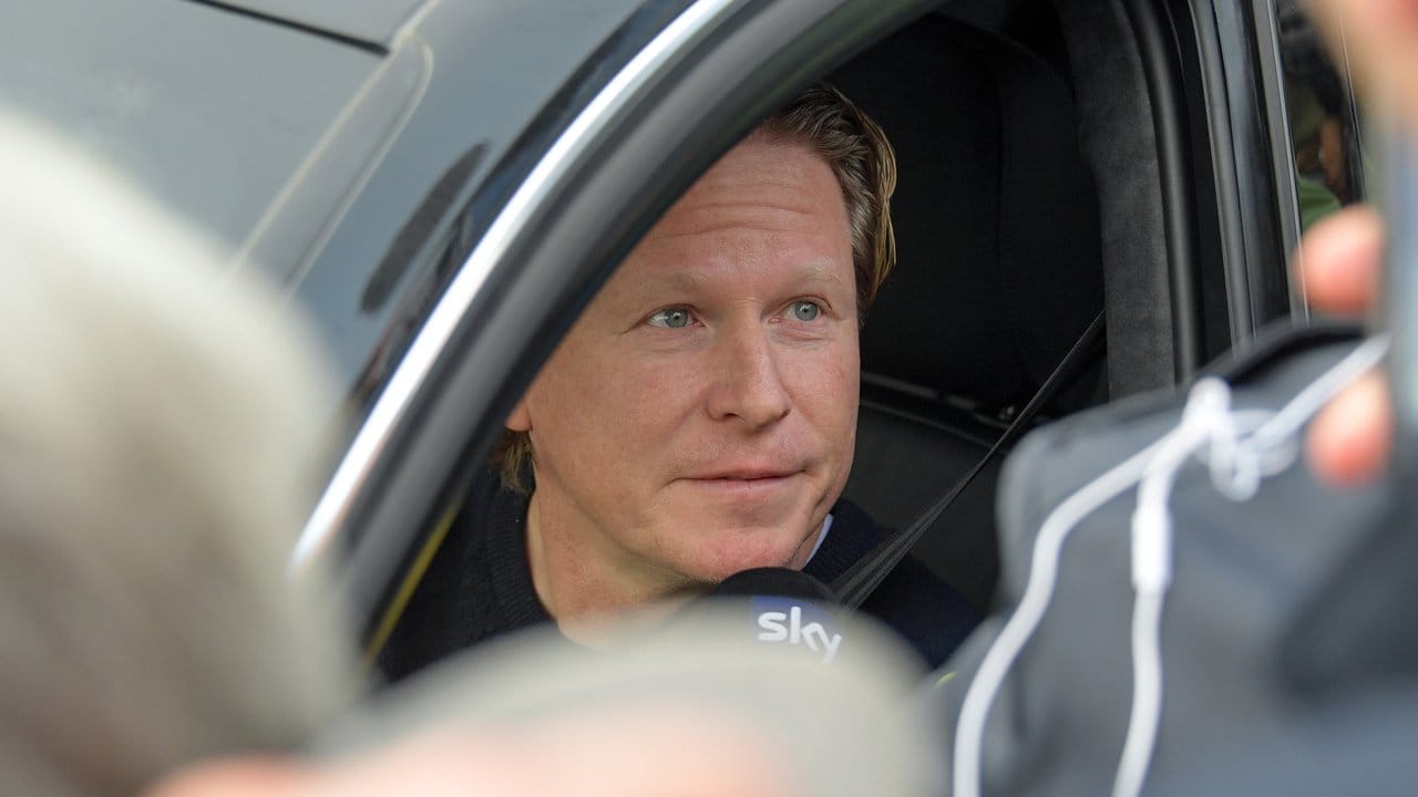Nach seiner Entlassung verlässt Ex-Trainer Markus Gisdol das HSV-Gelände.