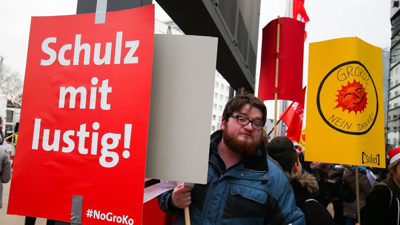 Ein Plakat mit der Aufschrift "Schulz mit lustig!" vor dem Eingang zum WCCB in Bonn.