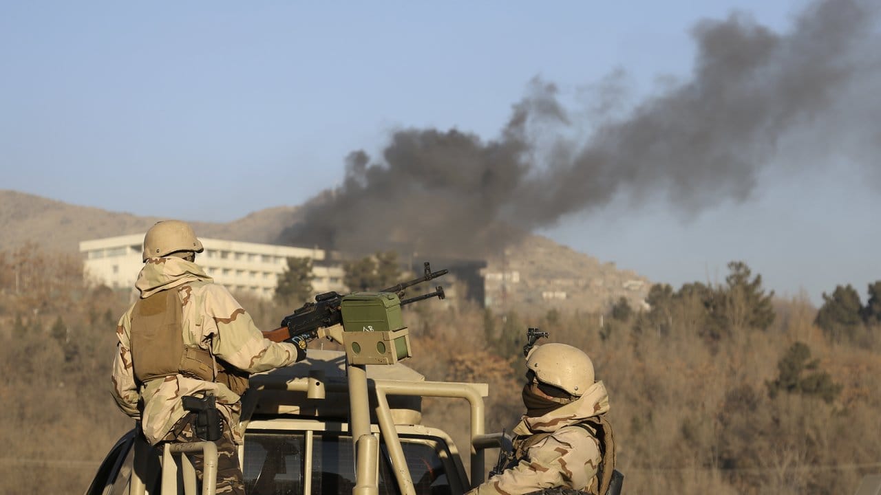 Afghanische Sicherheitskräfte unweit des von Islamisten angegriffenen Hotels.