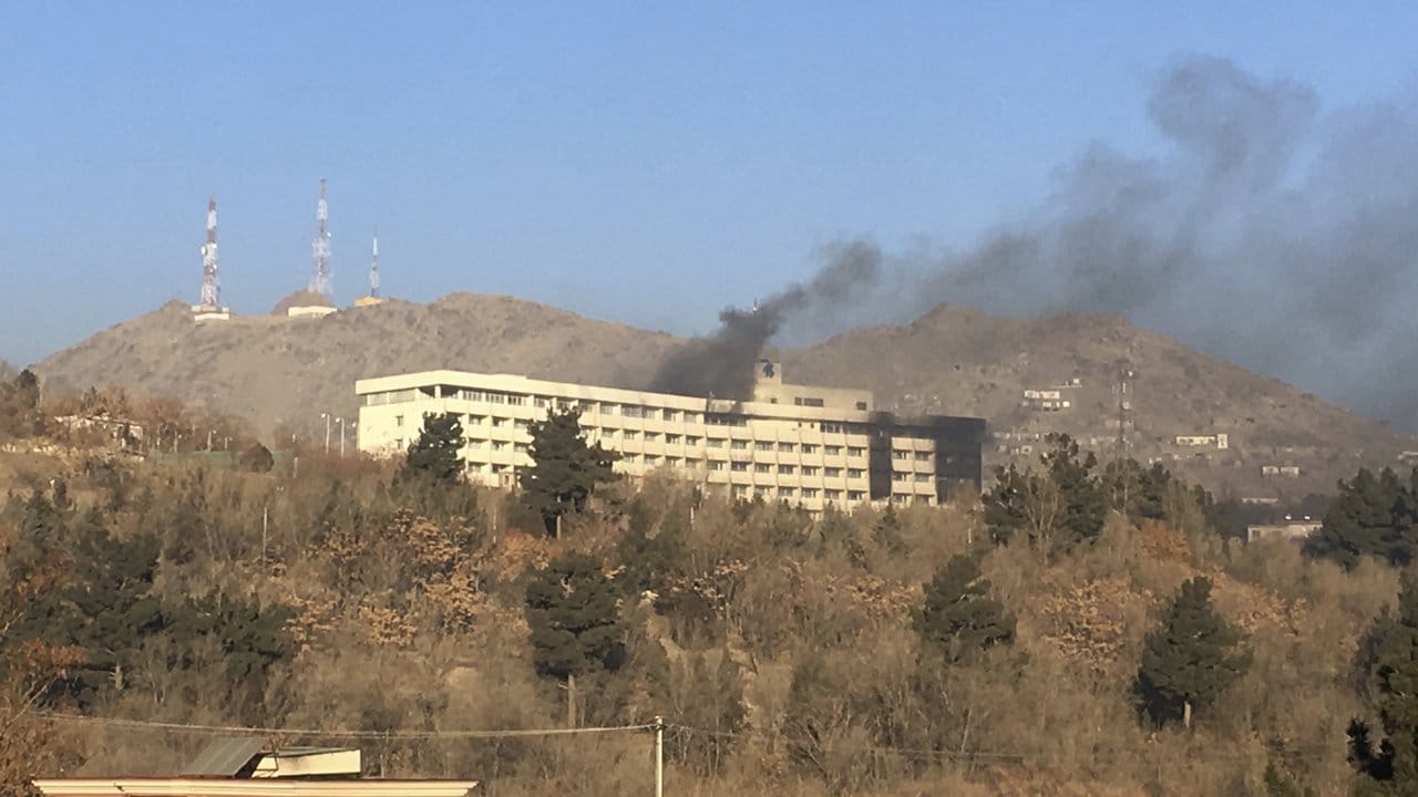Rauch steigt aus dem Intercontinental Hotel in Kabul auf.