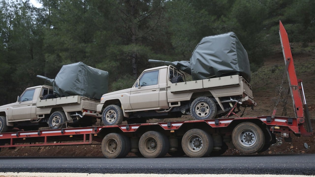 Ein Lastwagen mit Militärfahrzeugen in einem Konvoi bei Sugedigi in der Türkei.