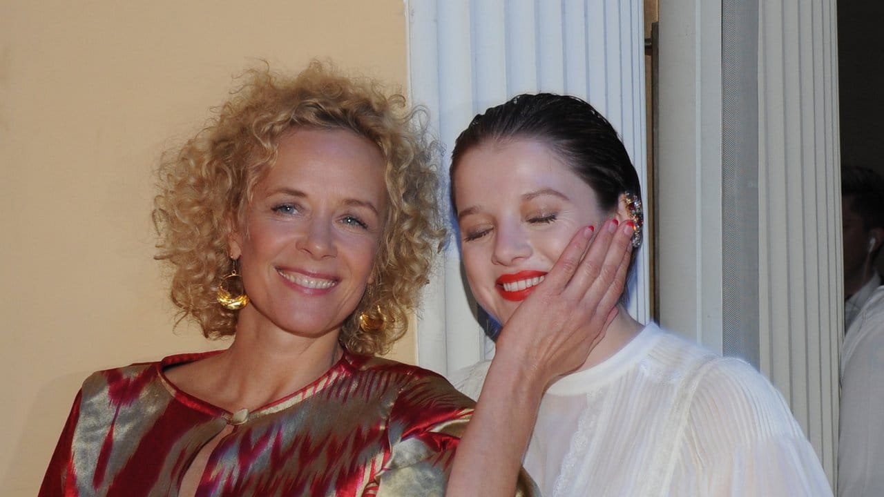 Die Schauspielerinnen Katja Riemann (l) und Jella Haase beim Deutschen Filmball im Bayerischen Hof in München.