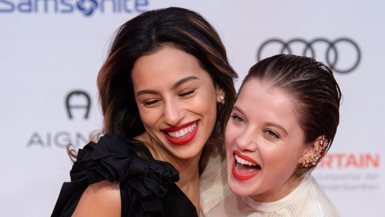 Die Schauspielerinnen Gizem Emre (l) und Jella Haase beim Deutschen Filmball in München.