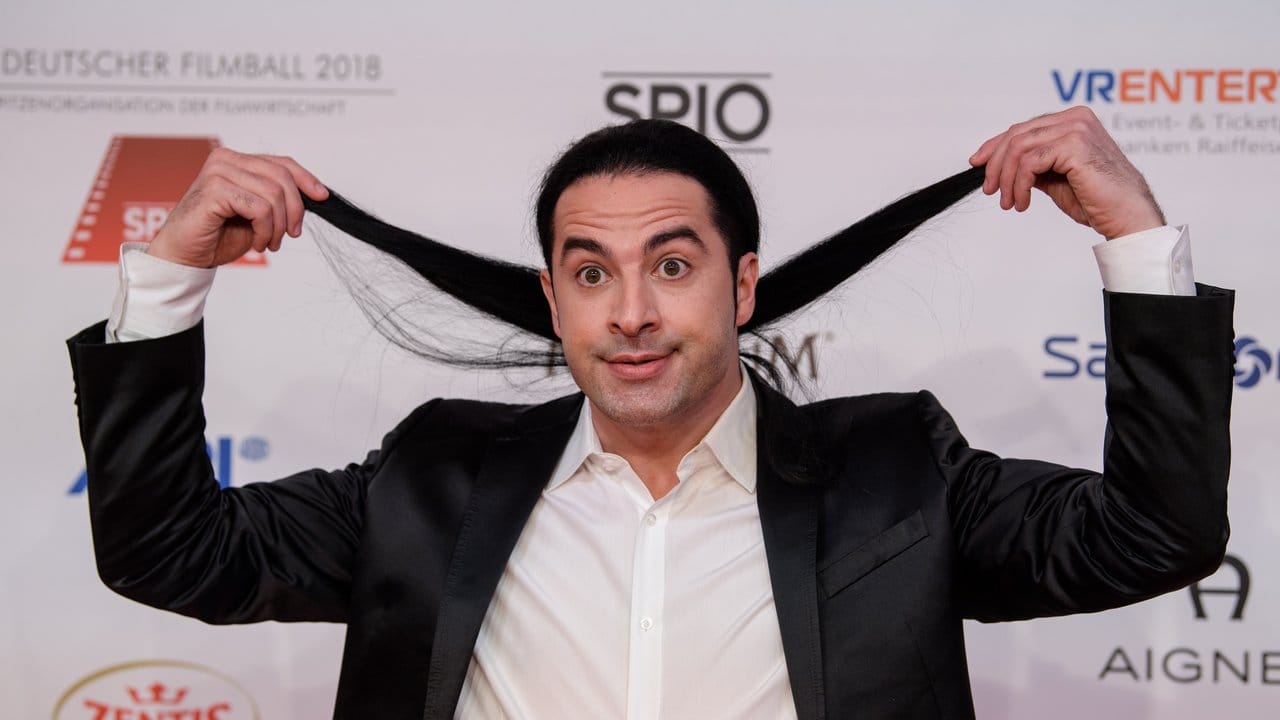 Komiker Bülent Ceylan macht sich locker. Komiker Bülent Ceylan macht sich locker.