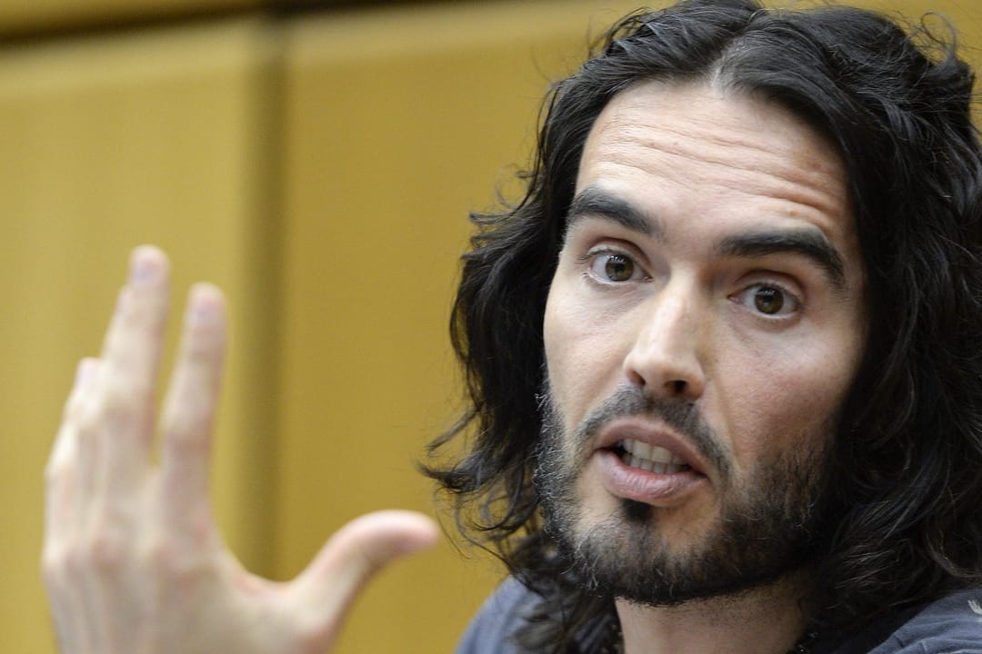 Schauspieler Russell Brand hat einen Vorschlag gemacht.