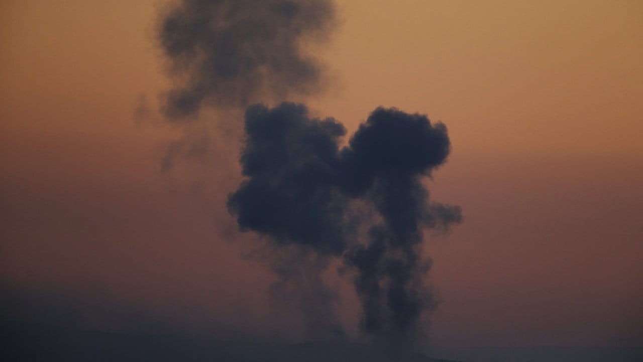 Rauchwolken steigen unweit der türkischen Grenzstadt Kilis auf der syrischen Seite der Grenze auf.