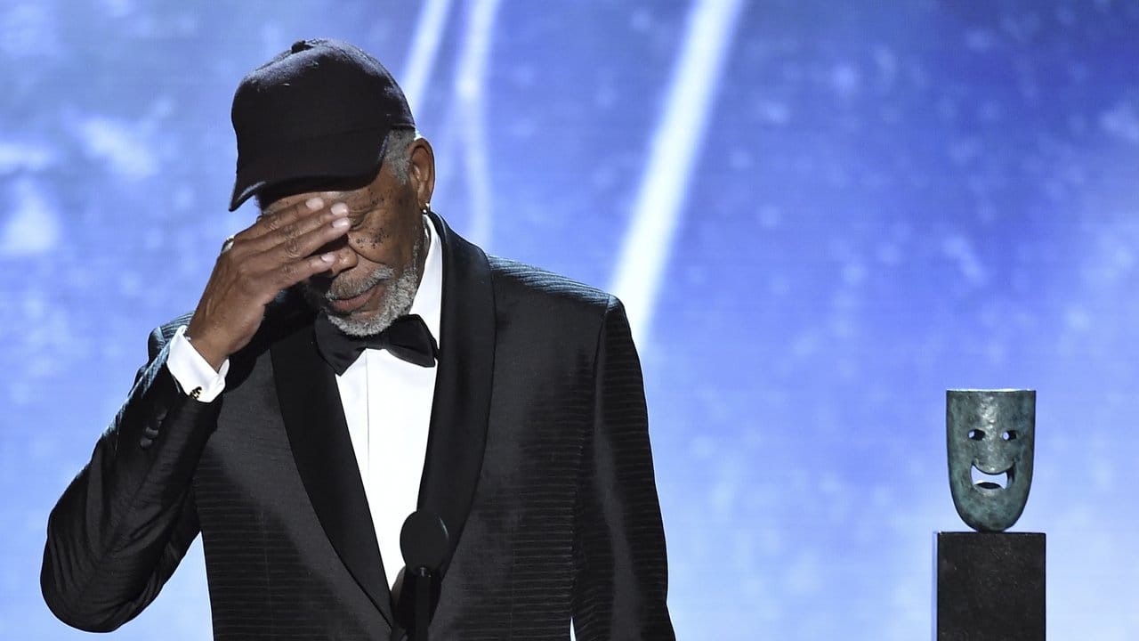 Morgan Freeman nimmt den Preis für sein Lebenswerk entgegen.