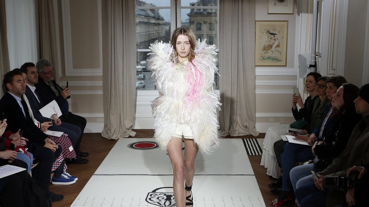 Ein "Straußenkleid" von Schiaparelli. Ein "Straußenkleid" von Schiaparelli.